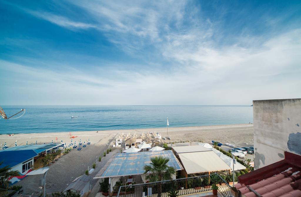 La Terrazza Sul Mare Apartman Letojanni Kültér fotó